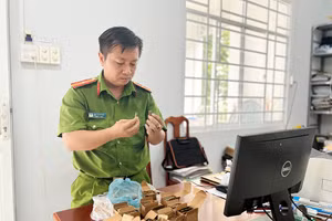 Lực lượng chức năng kiểm đếm số đạn người dân giao nộp. (Ảnh: Tiến Tầm)