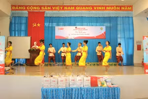 Văn nghệ chào mừng tại Lễ trao học bổng.
