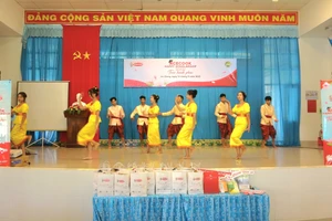 Văn nghệ chào mừng tại Lễ trao học bổng.