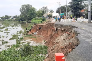 Đoạn bờ kênh Rạch Giá - Long Xuyên bị sạt lở.