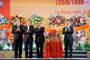 Thừa ủy quyền Tổng Bí thư Nguyễn Phú Trọng, Chủ tịch nước Võ Văn Thưởng tặng quà cho Tỉnh ủy, HĐND, UBND tỉnh An Giang.