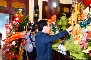 Chủ tịch nước Võ Văn Thưởng dâng hương tại đền thờ Chủ tịch Tôn Đức Thắng.