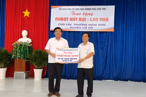 Ông Trần Thanh Bình - GĐ Sở GD&ĐT TP Cần Thơ trao tặng Robot hút bụi - lau nhà cho các trường MN.