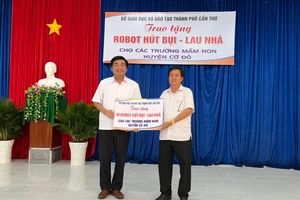 Ông Trần Thanh Bình - GĐ Sở GD&ĐT TP Cần Thơ trao tặng Robot hút bụi - lau nhà cho các trường MN.