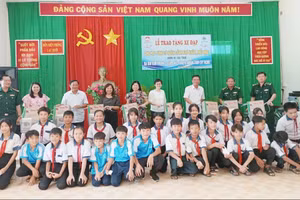 Ủy ban MTTQ Việt Nam tỉnh An Giang trao tặng 30 xe đạp cho học sinh xã biên giới Lạc Quới, huyện Tri Tôn (An Giang).