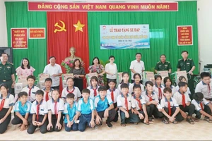 Ủy ban MTTQ Việt Nam tỉnh An Giang trao tặng 30 xe đạp cho học sinh xã biên giới Lạc Quới, huyện Tri Tôn (An Giang).