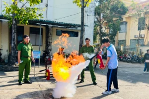 Học sinh Kiên Giang tham gia trải nghiệm, thực hành chữa cháy và cứu nạn, cứu hộ.