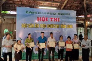 Ban tổ chức trao thưởng cho các homestay đạt giải tại hội thi.