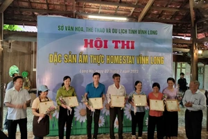 Ban tổ chức trao thưởng cho các homestay đạt giải tại hội thi.