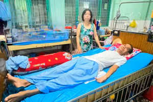 Thầy giáo Võ Thanh Phong trượt chân té ngã bị chấn thương sống cổ liệt cả tứ chi.