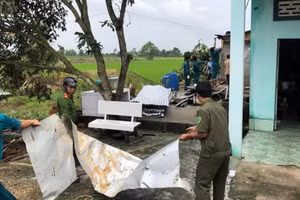 Mưa to, dông lốc làm sập và tốc mái 19 căn nhà trên địa xã Phú Thuận (Thoại Sơn, An Giang).
