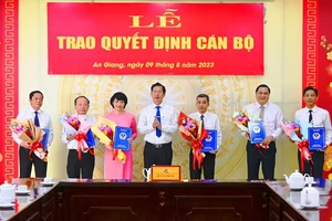 Phó Chủ tịch UBND tỉnh An Giang Lê Văn Phước trao quyết định bổ nhiệm cán bộ. (Ảnh: N.H).