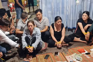 Hiện trường vụ đánh bạc khuya 27/3 (Ảnh: Công an Cần Thơ )