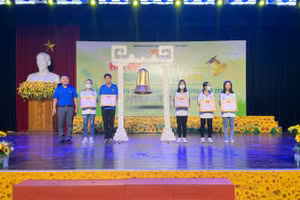 Ban tổ chức trao giải cho các thí sinh.