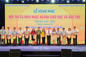 Ban tổ chức trao cờ lưu niệm cho đại diện Phòng GD&ĐT của 11 huyện, thị xã, thành phố tham dự hội thi.