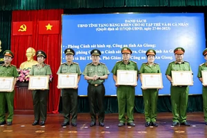 Đại tá Lâm Phước Nguyên, Giám đốc Công an tỉnh An Giang trao Bằng khen cho tập thể, cá nhân có thành tích xuất sắc. (Ảnh: Tiến Tầm)