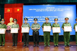 Đại tá Lâm Phước Nguyên, Giám đốc Công an tỉnh An Giang trao Bằng khen cho tập thể, cá nhân có thành tích xuất sắc. (Ảnh: Tiến Tầm)
