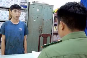 Cơ quan ANĐT thi hành lệnh giữ người trong trường hợp khẩn cấp đối với Cao Nguyễn Hoàng Phúc. (Ảnh: Tiến Tầm)