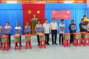 Tri Tôn (An Giang) bàn giao 50 căn nhà Đại đoàn kết cho người nghèo.