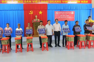 Tri Tôn (An Giang) bàn giao 50 căn nhà Đại đoàn kết cho người nghèo.