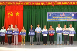Trao tặng 10 căn nhà tình nghĩa cho gia đình chính sách huyện Tri Tôn, tỉnh An Giang.