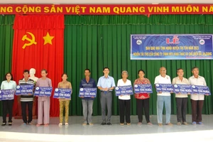 Trao tặng 10 căn nhà tình nghĩa cho gia đình chính sách huyện Tri Tôn, tỉnh An Giang.