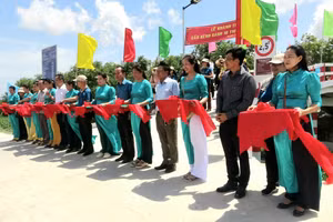 Tri Tôn (An Giang) khánh thành đưa vào sử dụng cầu nông thôn giúp học sinh đến trường thuận lợi hơn.