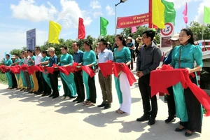 Tri Tôn (An Giang) khánh thành đưa vào sử dụng cầu nông thôn giúp học sinh đến trường thuận lợi hơn.