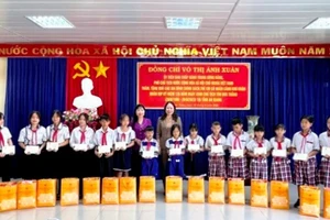 Phó Chủ tịch nước tặng học bổng cho học sinh khó khăn xã Mỹ Hòa Hưng (TP Long Xuyên, An Giang).