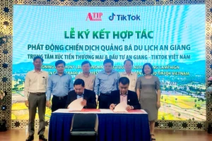 Trung tâm Xúc tiến Thương mại và Đầu tư tỉnh An Giang cùng TikTok Việt Nam ký kết quảng bá du lịch trên TikTok.