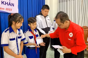 An Giang trao tặng 20 suất học bổng cho học sinh khó khăn trước thềm năm học mới 2023 - 2024.