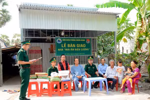 Đại diện Đồn biên phòng Nhơn Hưng công bố Quyết định trao nhà cho gia đình ông Phạm Văn Út