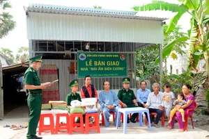 Đại diện Đồn biên phòng Nhơn Hưng công bố Quyết định trao nhà cho gia đình ông Phạm Văn Út