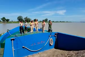 An Giang bắt giữ 3 sà lan vận chuyển cát sử dụng hóa đơn không hợp pháp. (Ảnh: Tiến Tầm)