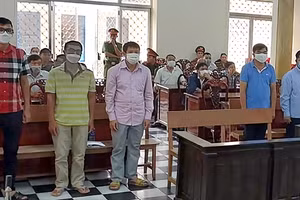 Tòa án nhân dân tỉnh An Giang xét xử vụ án nhóm cựu CSGT Công an An Giang cấp biển số xe sai quy định.