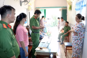 Công an tỉnh Vĩnh Long thực hiện lệnh bắt tạm giam đối với Hồ Thị Kim Xuyến.