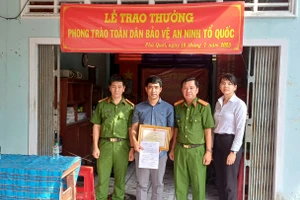 Trao khen thưởng cho cá nhân có thành xuất sắc trong phong trào toàn dân bảo vệ an ninh tổ quốc.