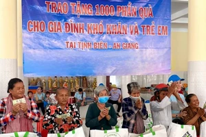 Trao tặng 1.000 phần quà cho gia đình khó khăn và trẻ em đồng bào Khmer vùng biên giới Tịnh Biên.