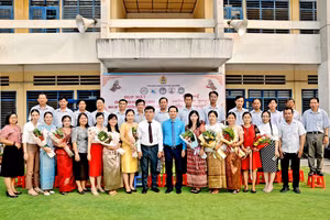 Lãnh đạo Sở GD&ĐT, Công đoàn Giáo dục An Giang chụp hình lưu niệm cùng cán bộ quản và giáo viên người dân tộc Khmer trong buổi họp mặt.