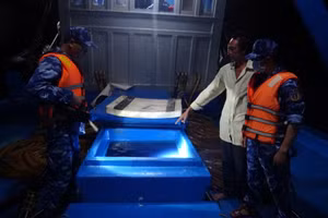 Lực lượng kiểm tra số dầu DO trái phép trên tàu.