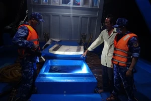 Lực lượng kiểm tra số dầu DO trái phép trên tàu.