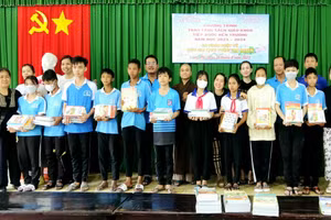 An Giang trao tặng SGK và tập vở cho học sinh Khmer khó khăn.