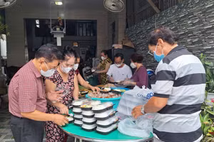 Thầy Võ Thanh Tùng cùng nhóm chuẩn bị hoàn tất những suất cơm trưa để kịp chuyển đến các điểm thi.