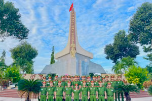 Tuổi trẻ Liên Chi đoàn Trường Đại học CSND viếng Nghĩa trang Liệt sĩ Long Tuyền (TP Cần Thơ).