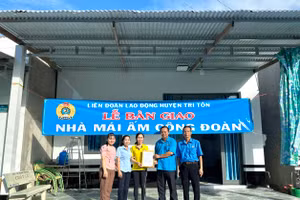 Liên đoàn Lao động huyện Tri Tôn (An Giang) bàn giao nhà "Mái ấm Công đoàn" cho nữ giáo viên khó khăn.
