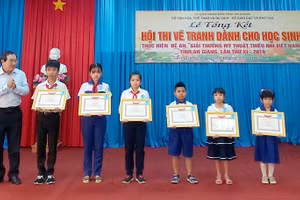 An Giang tổ chức Hội thi vẽ tranh dành cho học sinh thực hiện đề án 'Giải thưởng Mỹ thuật thiếu nhi Việt Nam'.