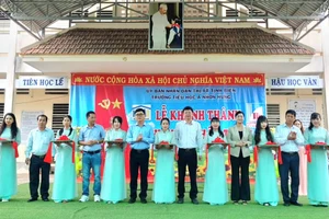 Phó Giám đốc Sở GD&ĐT An Giang Nguyễn Quốc Khanh tham dự Lễ khánh thành thư viện thân thiện tại Trường Tiểu học A Nhơn Hưng (TX Tịnh Biên).