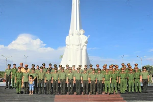 Tuổi trẻ Công an Kiên Giang ra quân Ngày Chủ nhật xanh tri ân các anh hùng liệt sỹ.