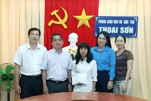 Đại diện Phòng GD&ĐT Thoại Sơn (An Giang), Ban Giám hiệu và Công đoàn chuyển trao tiền hỗ trợ cô Nguyễn Thị Ánh Nhung.