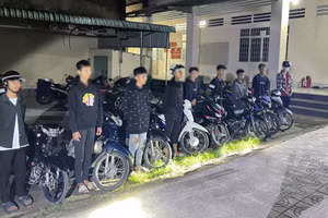 Các thanh, thiếu niên cùng phương tiện tại cơ quan công an. (Ảnh: Nghiêm Túc)